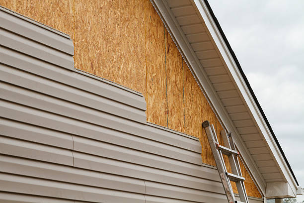 Professional Vinyl Siding technician working in Bloomington, IL